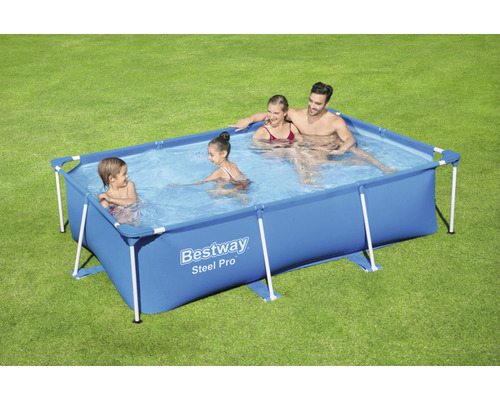 Piscine hors sol avec famille dans le jardin