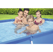 Famille nageant dans une piscine rectangulaire