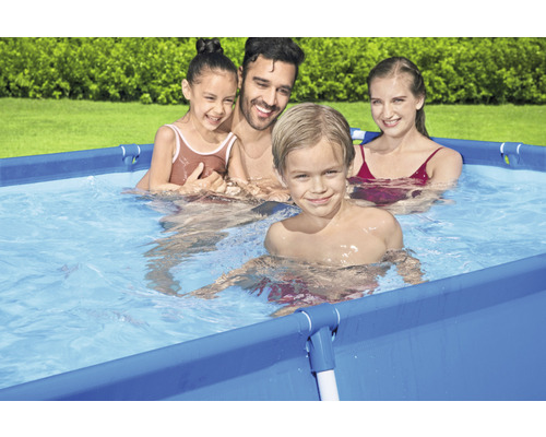 Famille nageant dans une piscine rectangulaire