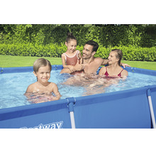 Famille dans une piscine hors-sol rectangulaire de la marque Bestway