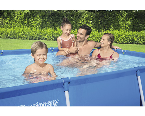 Famille dans une piscine hors-sol rectangulaire de la marque Bestway