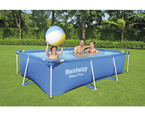 Piscine tubulaire Bestway Steel Pro avec famille dans le jardin