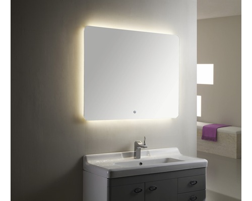 Badezimmer mit beleuchtetem Spiegel und Waschbeckenunterschrank