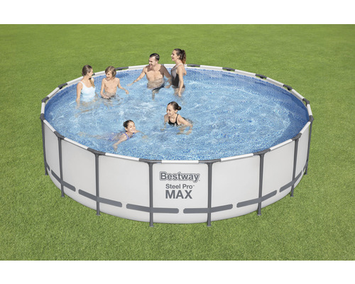 Piscine hors sol ronde avec famille dans le jardin