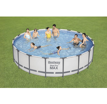 Piscine tubulaire Bestway Steel Pro Max avec des personnes dans l''eau sur une pelouse