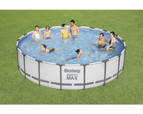 Piscine tubulaire Bestway Steel Pro Max avec des personnes dans l''eau sur une pelouse