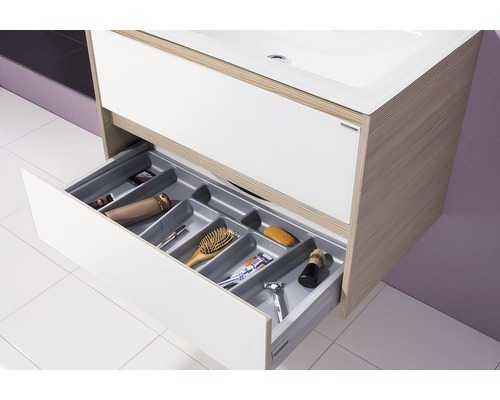 Meuble sous-lavabo avec tiroir ouvert et accessoires de salle de bain