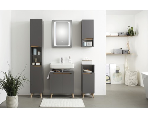 Badezimmer mit Waschtisch, Spiegelschrank, Hochschrank und weiteren Badmöbeln in modernem Design