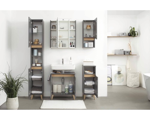 Badezimmer mit Waschbecken, Spiegelschrank und Hochschränken