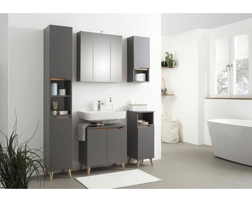 Badezimmer mit Waschbecken, Spiegelschrank und grauen Badezimmermöbeln