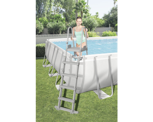 Piscine hors sol avec échelle de piscine et une personne entrant dans l''eau