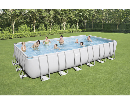 Piscine rectangulaire avec des personnes dans le jardin