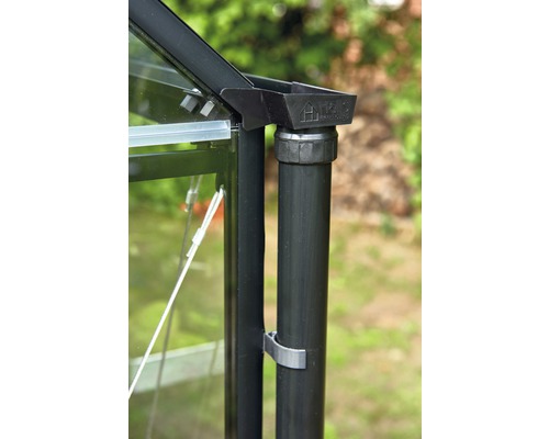 Vue détaillée d''une gouttière de serre avec tuyau de descente