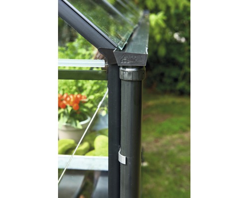 Vue détaillée d''une serre Halls avec gouttière et descente pluviale