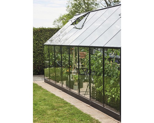 Gewächshaus mit Pflanzen im Garten