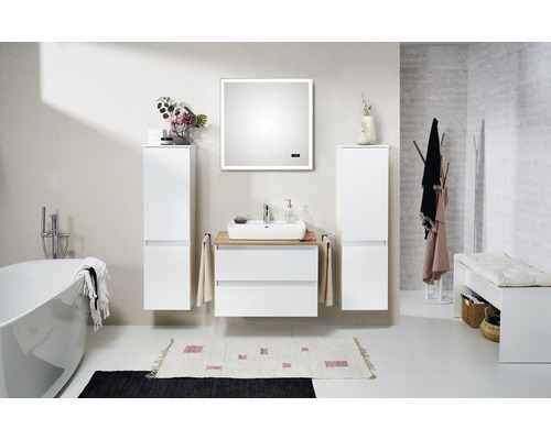 Badezimmer mit Waschtisch, Spiegel, Hochschränken, Badewanne und Bank