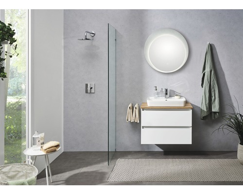 Modernes Badezimmer mit Duschkabine, Waschtisch mit Spiegel und Ablagefläche