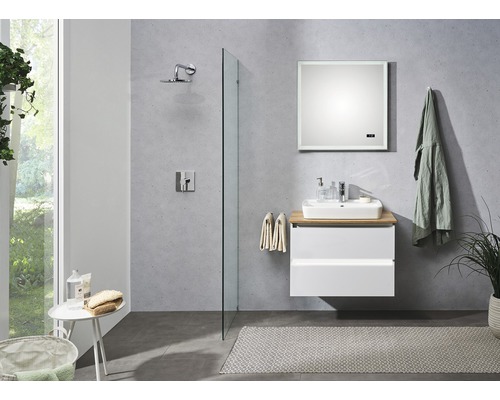 Modernes Badezimmer mit Dusche, Waschtisch und Spiegel