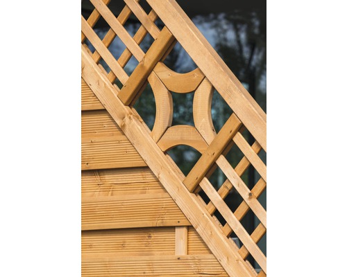 Detailansicht eines Holzgartenhauses mit Rankgitter