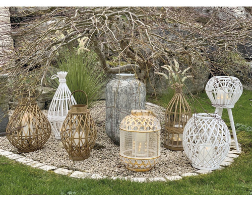 Dekorative Windlichter aus verschiedenen Materialien und Designs im Garten