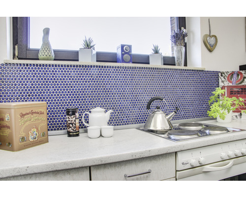 Scène de cuisine avec mosaïque, théière et accessoires sur le plan de travail