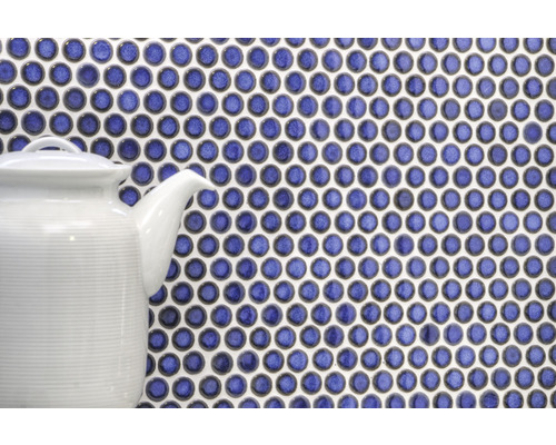 Carrelage mosaïque à motifs de points et une théière