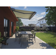 Terrasse mit Markise, Tisch und Stühlen vor einem Haus