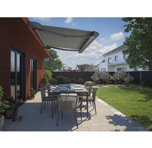 Terrasse mit Markise, Tisch und Stühlen in einem Garten