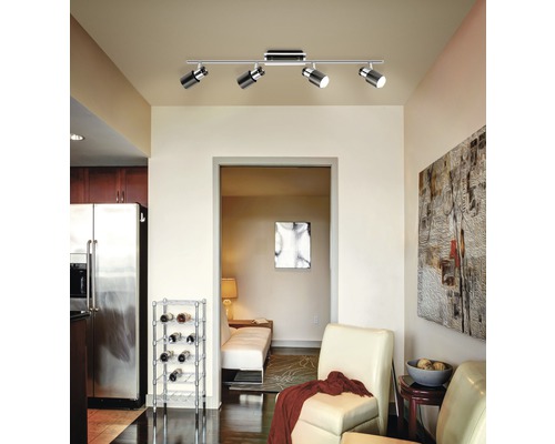 Deckenleuchte mit vier Strahlern in einem Wohnraum.