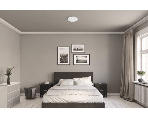 Chambre à coucher avec spot encastré au plafond, lit et tables de chevet