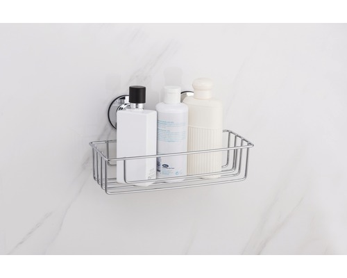 Duschablage aus Chromdraht mit drei Shampooflaschen an einer Wand