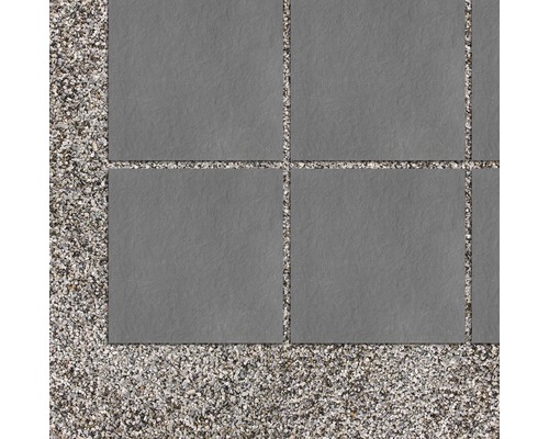 Graue Terrassenplatten auf Kiesbett