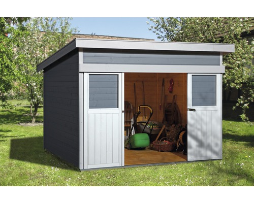 Grau gestrichenes Gartenhaus mit Schiebetüren und Gartengeräten