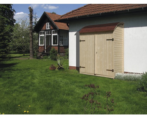 Scène de jardin avec une armoire en bois pour ranger les outils de jardin à côté d''une maison.