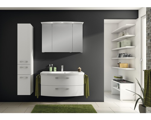 Badezimmer mit Waschbeckenunterschrank, Spiegelschrank, Hochschrank und Regalen für Badezimmerzubehör