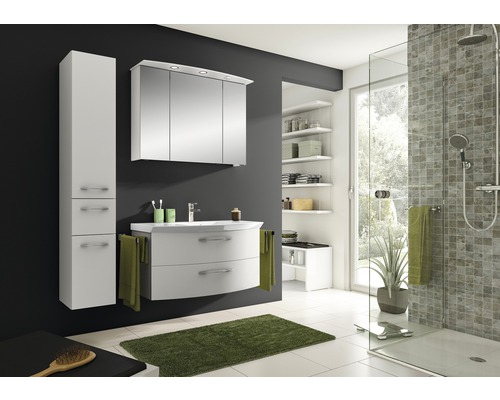 Badezimmer mit Waschbecken, Spiegelschrank, Hochschrank und Dusche