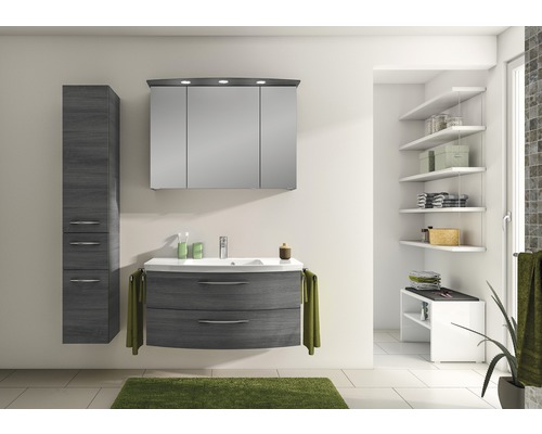 Badezimmer mit Waschtisch, Spiegelschrank, Hochschrank und Regalen