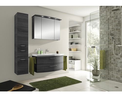 Badezimmer mit Waschtisch, Spiegelschrank, Hochschrank und Dusche