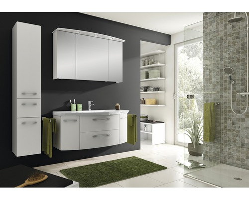Modernes Badezimmer mit Waschtisch, Spiegelschrank, Hochschrank und Dusche