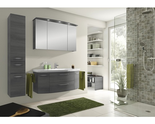 Salle de bains avec meuble-lavabo, armoire de toilette, armoire haute et douche