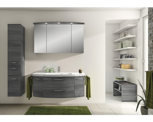 Salle de bains avec meuble-lavabo, armoire de toilette, armoire haute et étagères pour accessoires de salle de bains