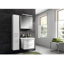 Badezimmer mit Waschtisch, Spiegelschrank und Hochschrank in hellem Design