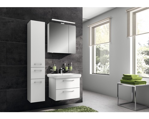 Badezimmer mit Waschtisch, Spiegelschrank und Hochschrank in hellem Design