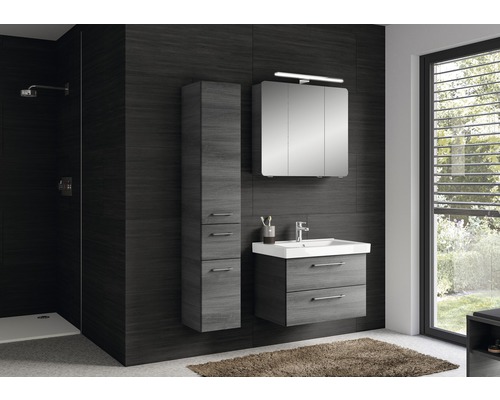 Salle de bains avec lavabo, armoire de toilette, armoire haute et douche.