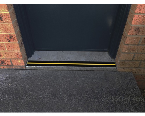 Zone d''entrée avec bandes antidérapantes