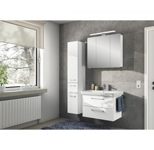Badezimmer mit Waschtisch, Spiegelschrank und Hochschrank in hellem Design