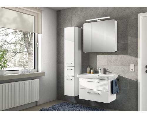 Salle de bains avec lavabo, armoire de toilette et armoire haute au design clair