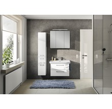 Helles Badezimmer mit Waschbeckenunterschrank, Spiegelschrank, Hochschrank und Dusche
