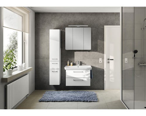 Salle de bain lumineuse avec meuble sous-vasque, armoire de toilette, armoire haute et douche