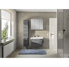 Modernes Badezimmer mit Waschbeckenunterschrank, Spiegelschrank, Handtuchheizkörper und Dusche